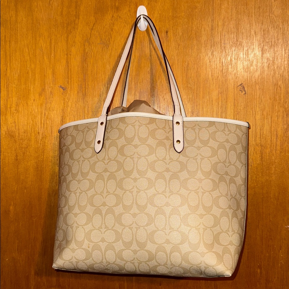 •COACH•WHITE & BEIGE REVERSIBLE CITY TOTE IN SIGNATURE “C” CANVAS & LEATHER EUC - Picture 8 of 16
